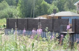 Плетеный забор для загородного дома